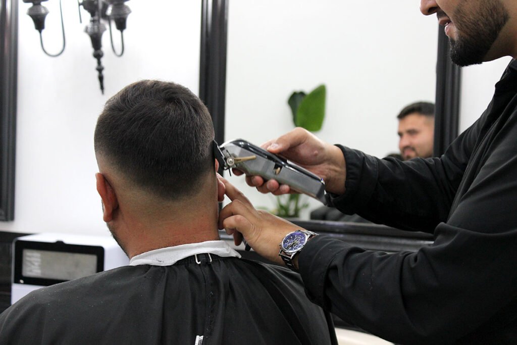 Cortes y barbas de precisión en Madrid 28002 | El Legado The Barber’s Cut | Peluquería para hombres