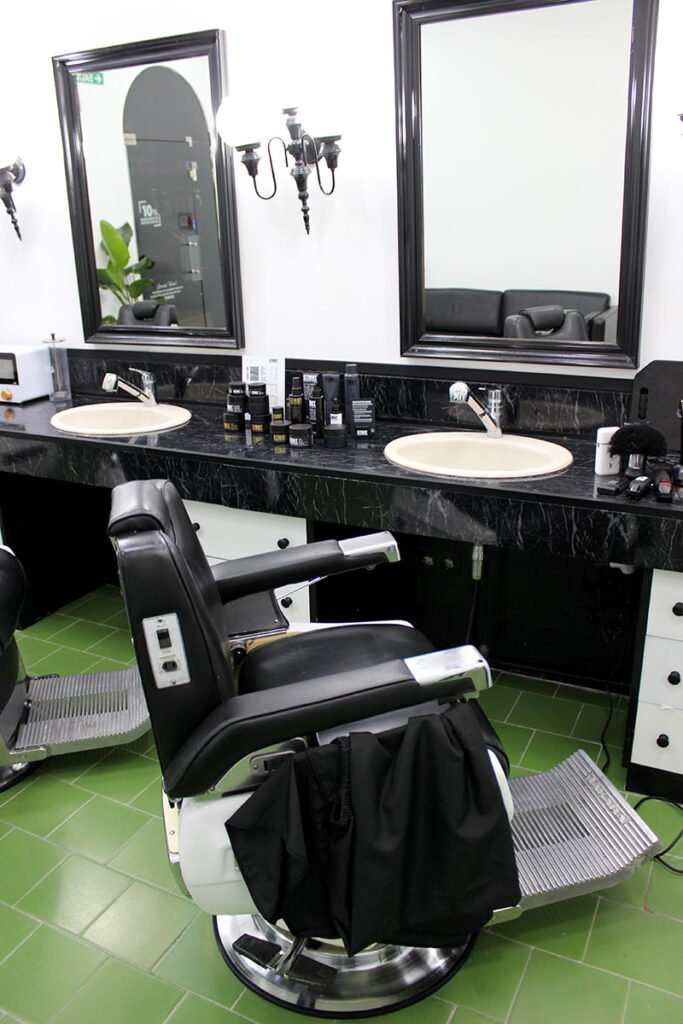 Cortes y barbas de precisión en Madrid 28002 | El Legado The Barber’s Cut | Peluquería para hombres