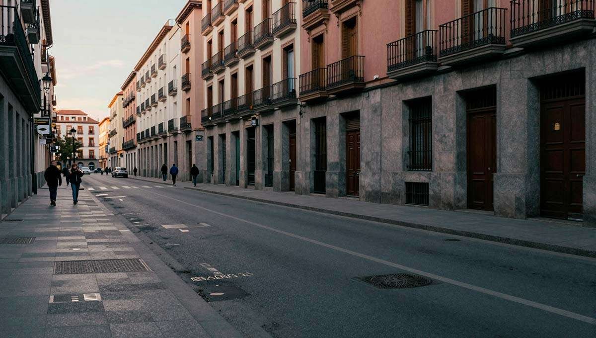 . No tiene fecha exacta, aunque suele coincidir con días como hoy, cuando empieza el puente de Semana Santa. La ciudad cambia de ritmo. No se detiene, pero se afloja. Hay menos ruido, menos prisa, menos urgencia.